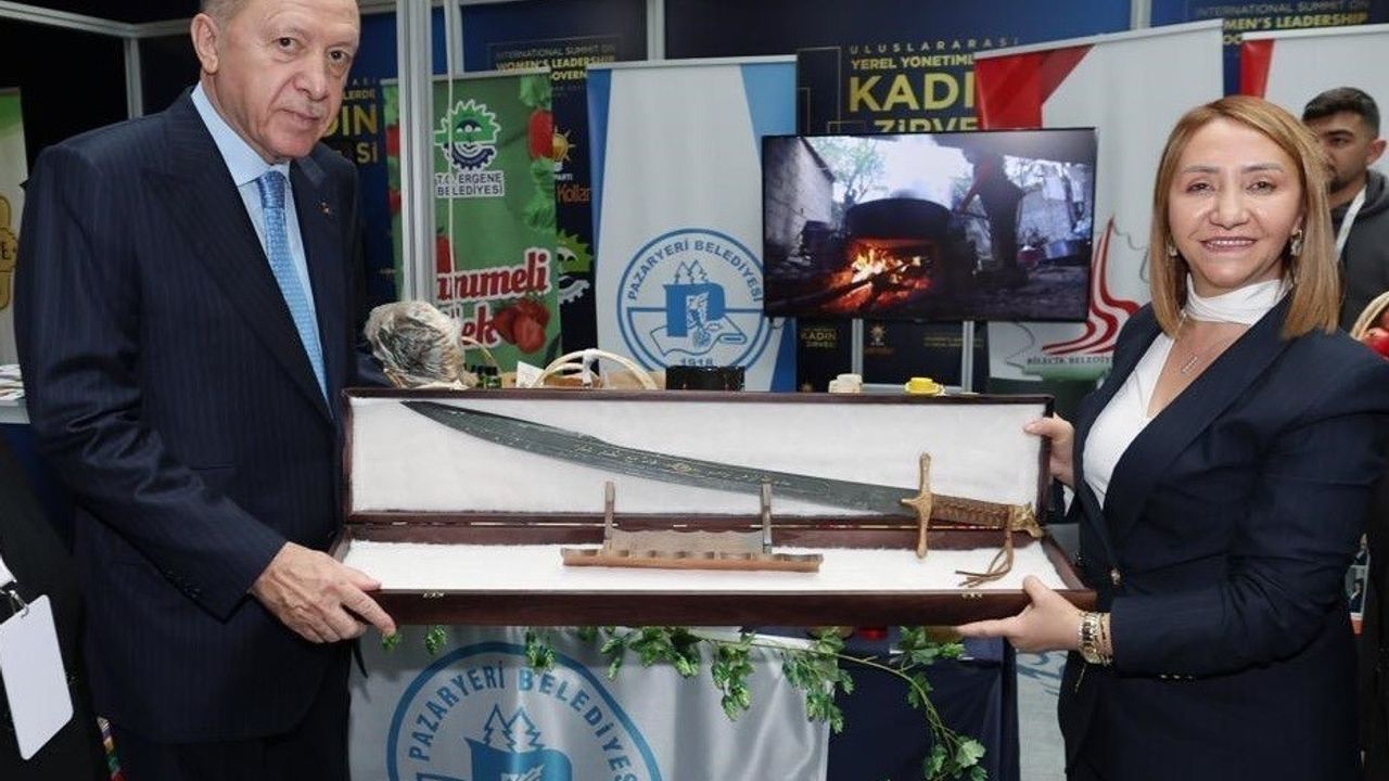 Cumhurbaşkanına Kılıç Hediye Eden Kadın Başkan