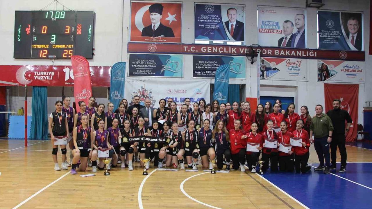 Cumhuriyet Anadolu Lisesi Voleybol Şampiyonu Oldu