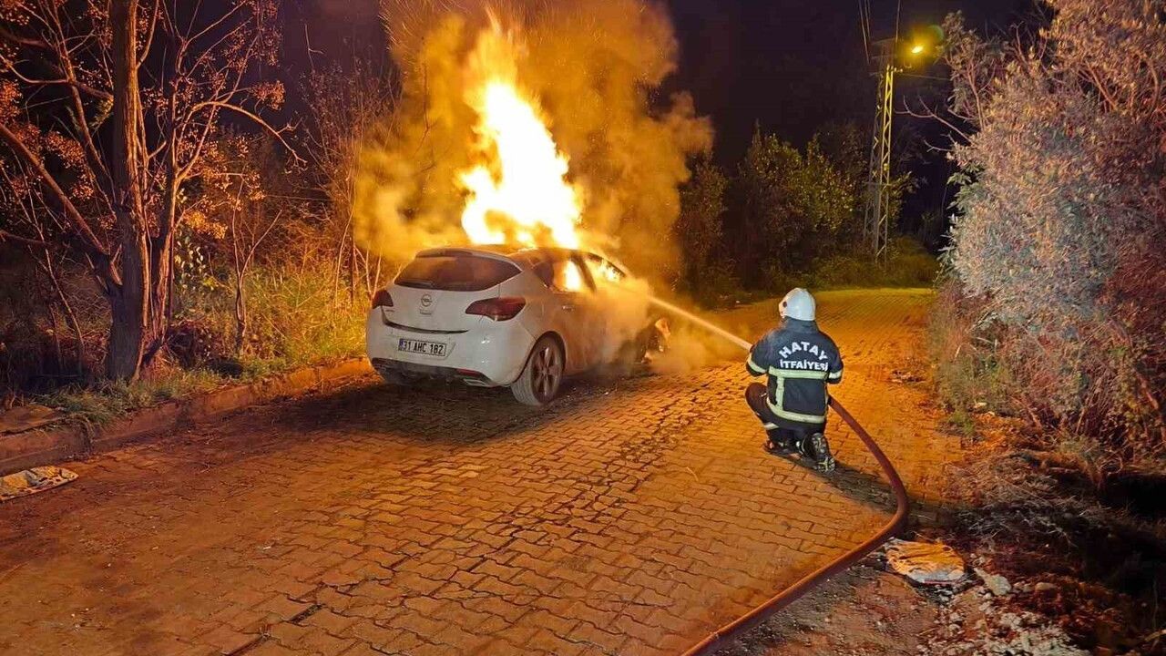 Defne'de Seyir Halindeki Otomobil Alevlere Teslim Oldu