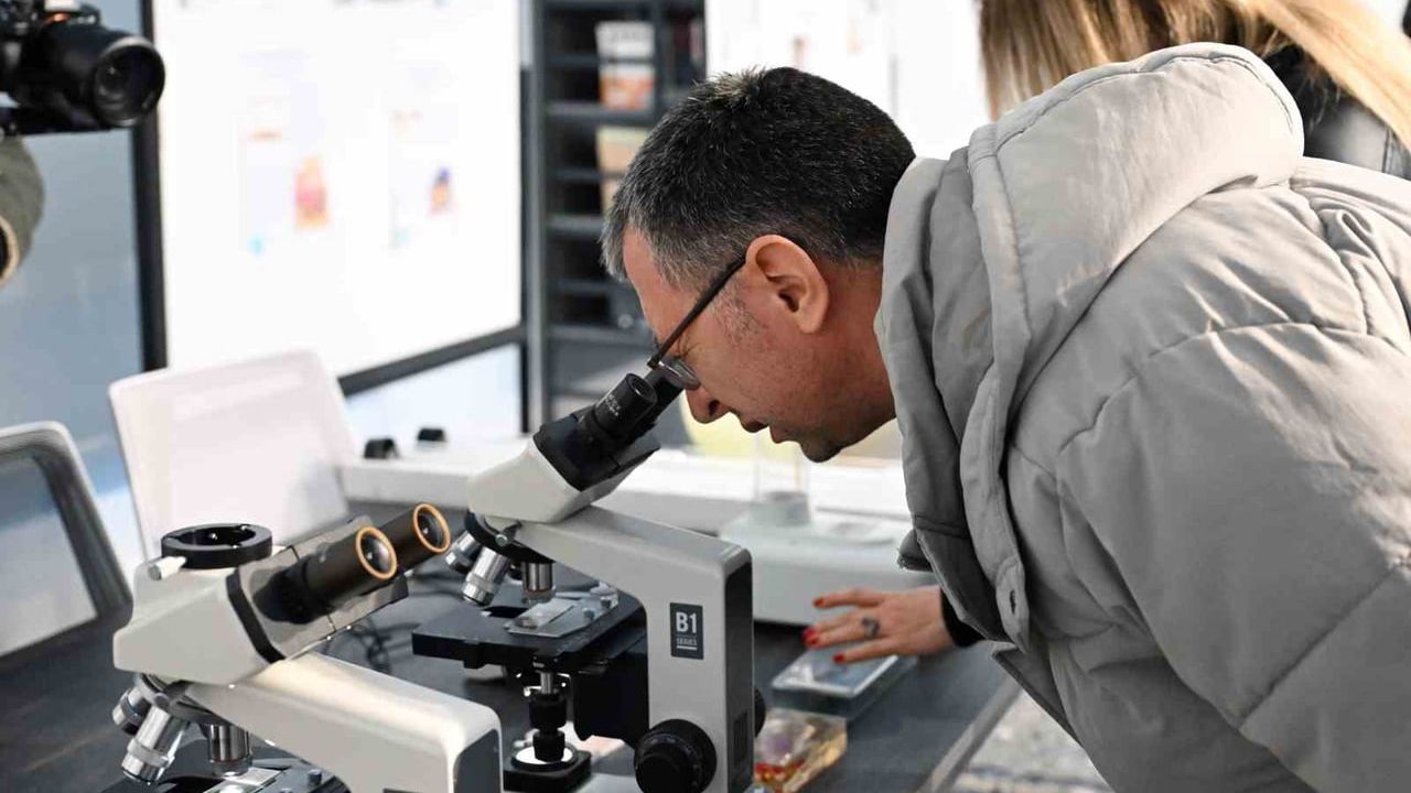 Demirci'de Bilim Kafe Etkinliği: Teknolojinin Toplumsal Etkileri Tartışıldı