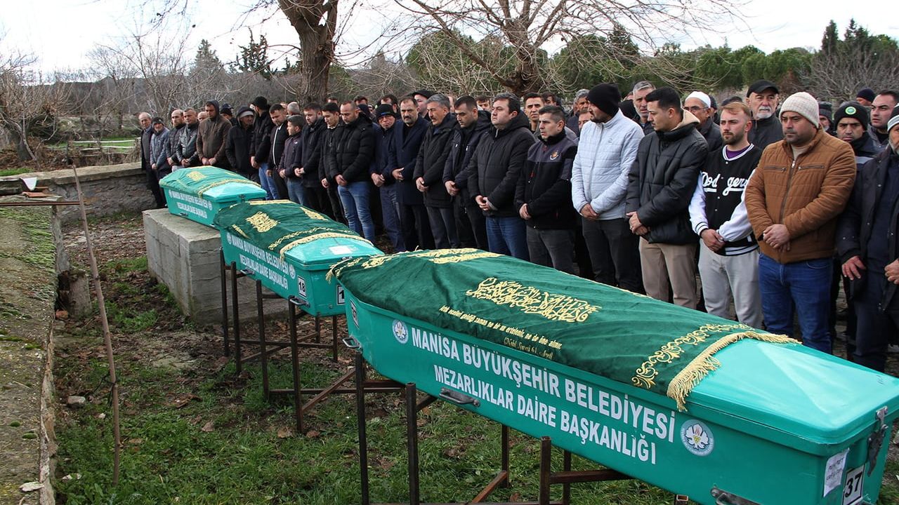 Demirci'de Feci Trafik Kazasında 3 Aile Ferdi Hayatını Kaybetti