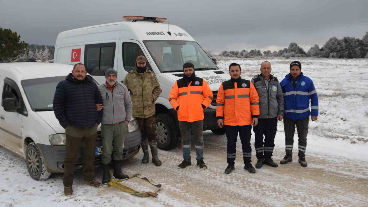 Demirci'de Kar Mağduru 3 Avcı Kurtarıldı