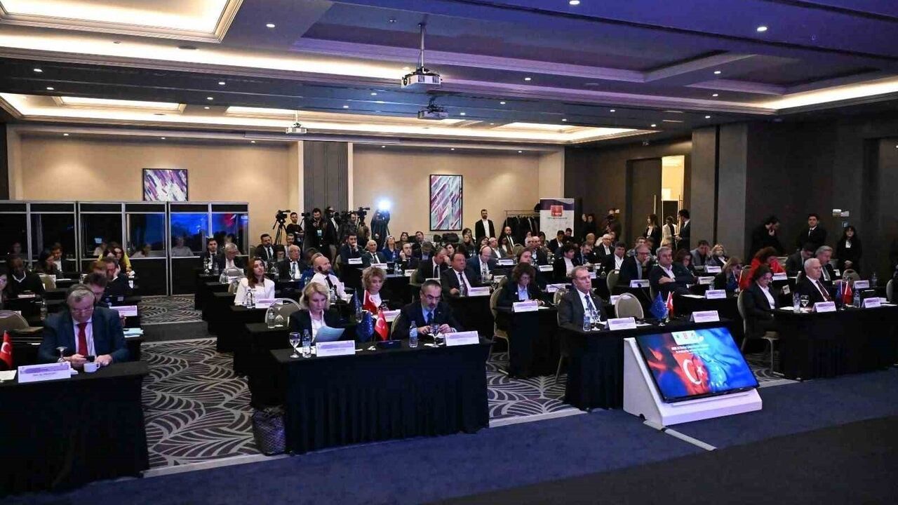 Demokrasi Canlı Bir Süreçtir: Vahap Seçer'in Açıklamaları