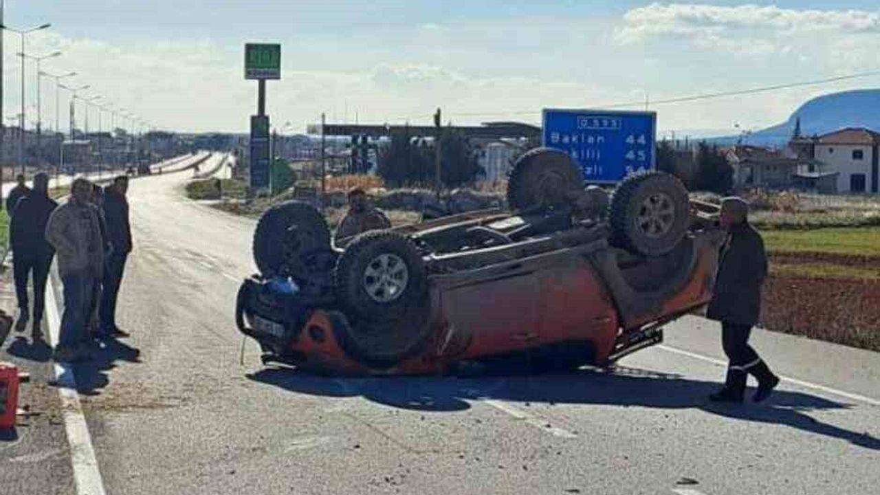 Denizli'de Aksı Kırılan Pikap Takla Attı