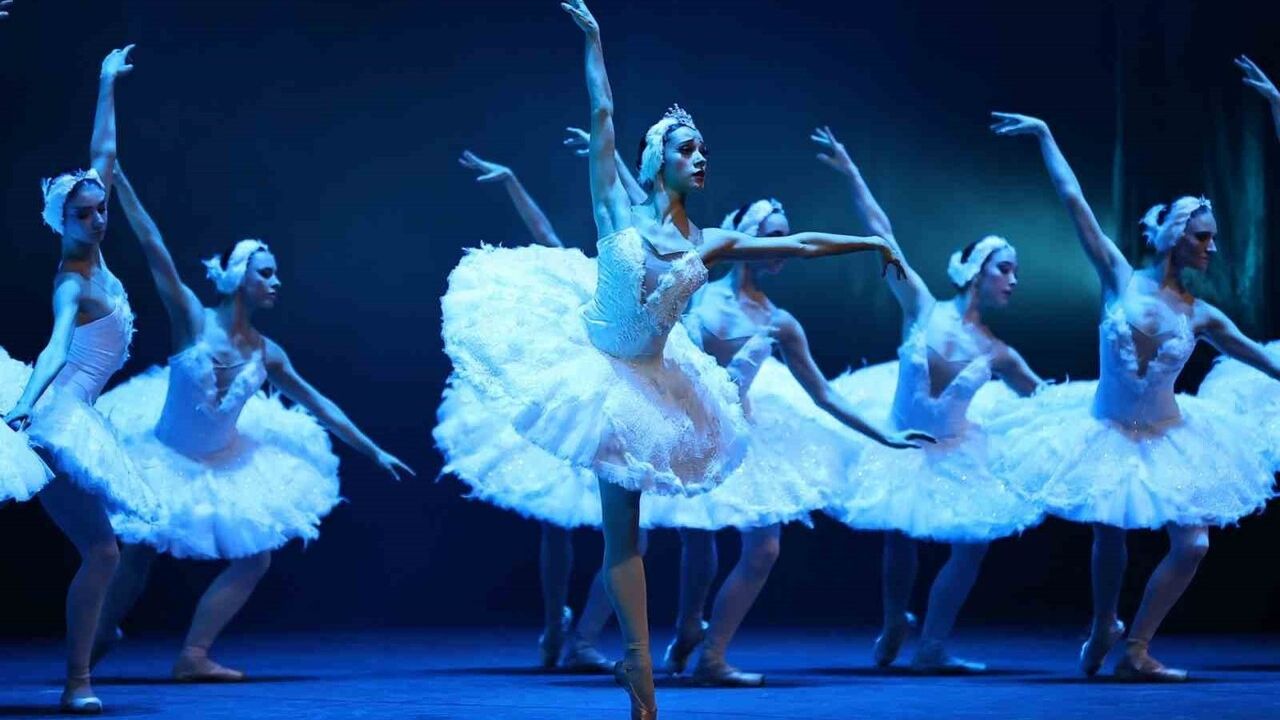 Denizli'de Kuğu Gölü Balesi Büyüledi