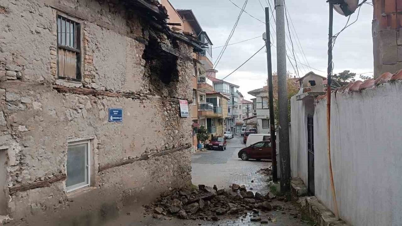 Denizli'de Metru Kırpç Binası Duvarı Çöktü