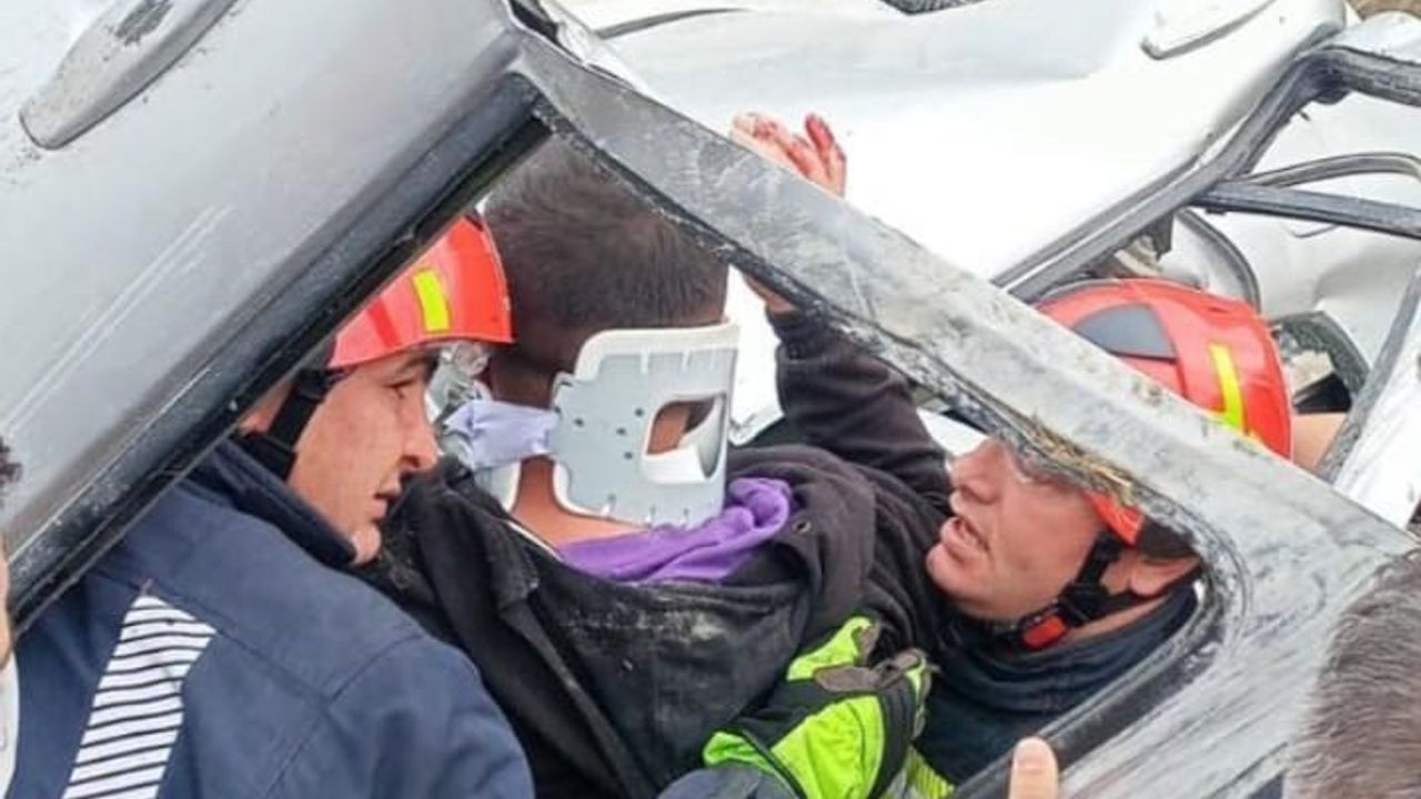 Denizli'de Sağanak Yağış Sonrası Otomobil Takla Attı