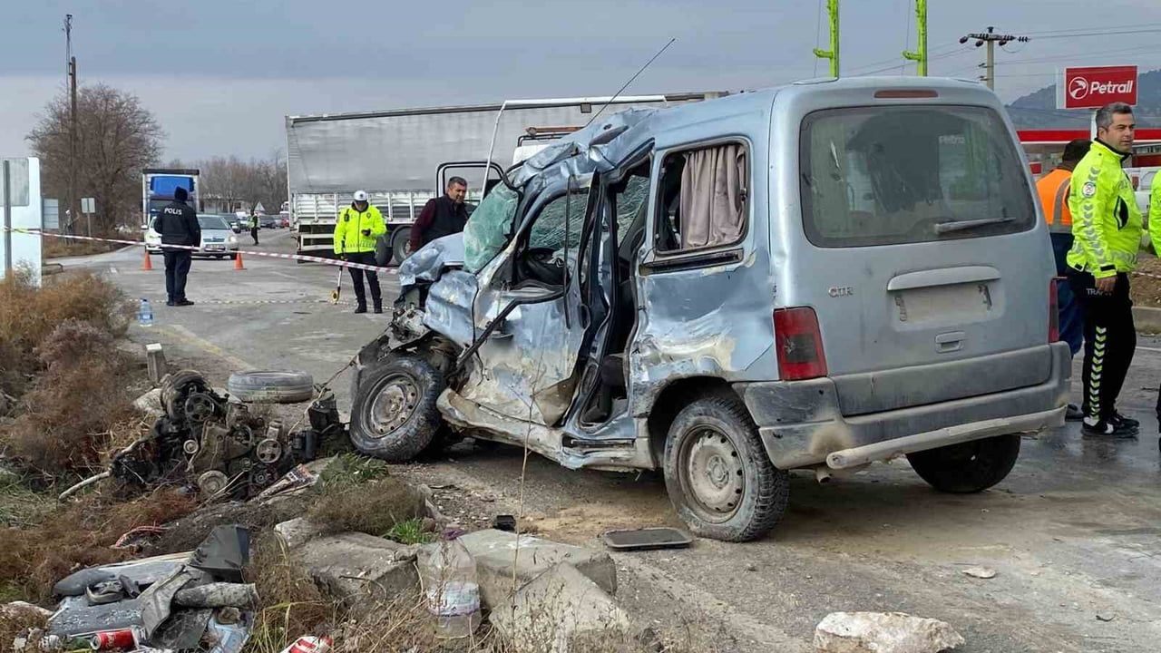 Denizli'de Tır ve Hafif Ticari Araç Çarpıştı: 78 Yaşındaki Sürücü Hayatını Kaybetti