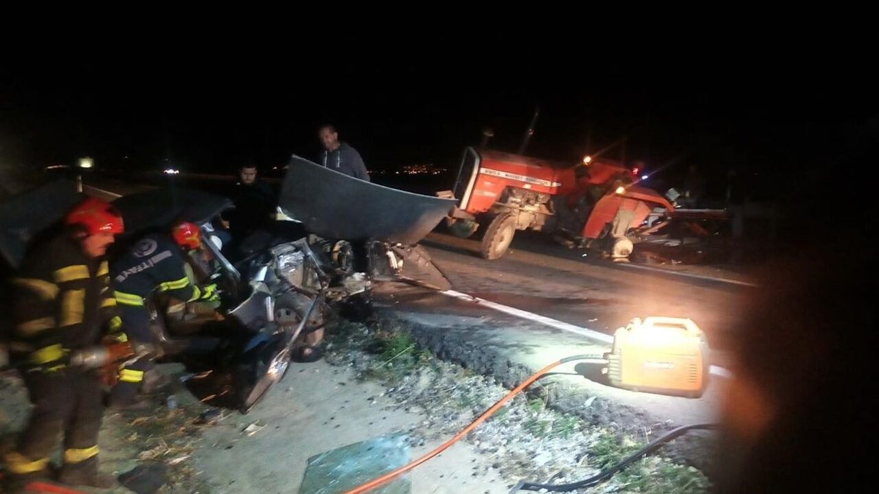 Denizli'de Traktör ve Otomobil Çarpıştı: 3 Yaralı