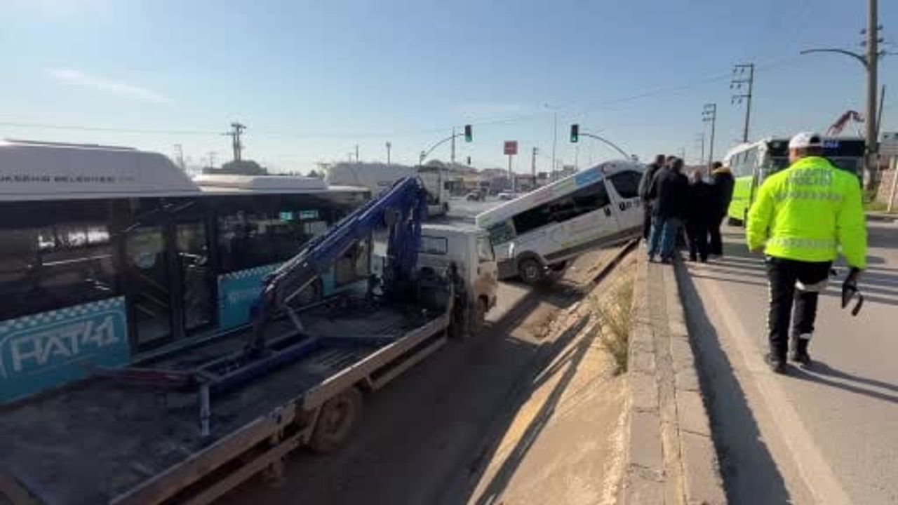 Derince'de Park Halindeki Minibüs Düşme Tehlikesi Geçirdi