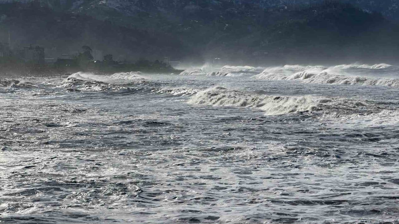 Dev Dalgalarla Yüz Yüze Kalan Vatandaş