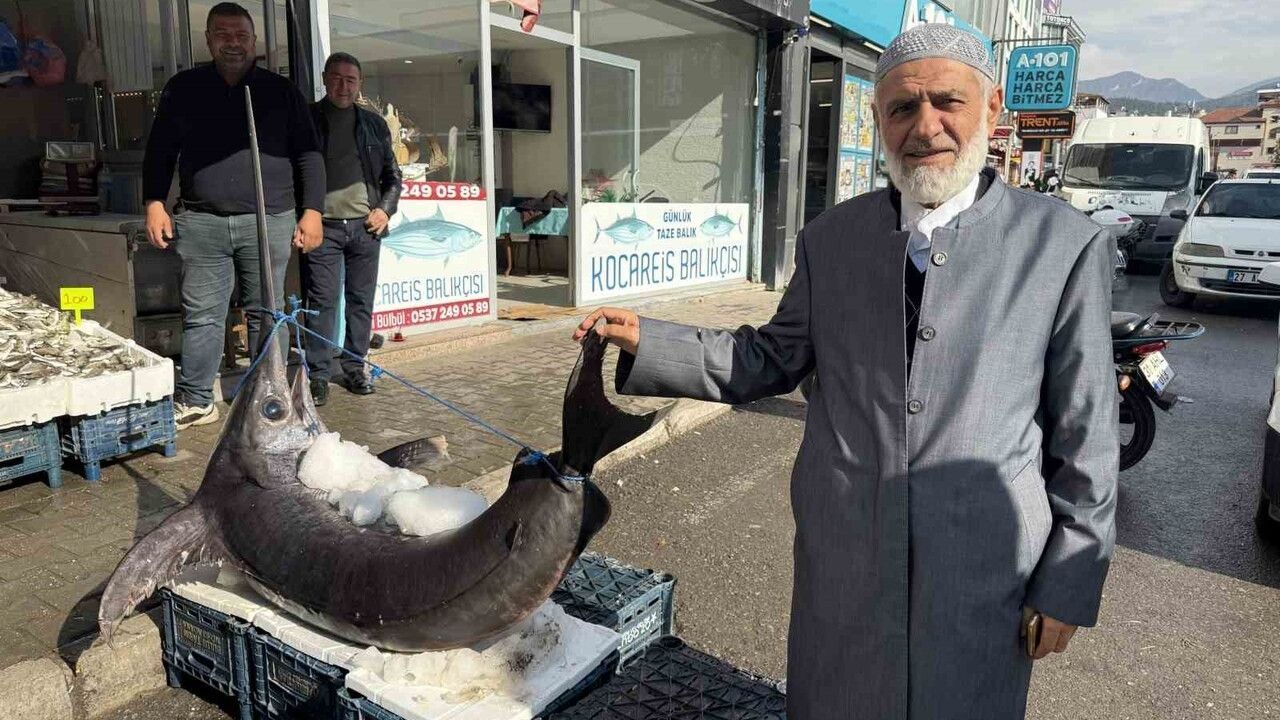 Devasa Kılıç Balığı Dörtyol'da Yakalandı