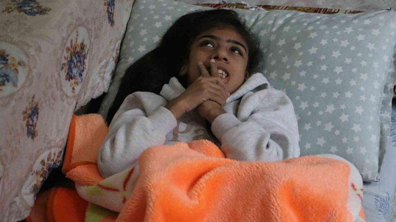 Devlet Bahçeli'den Engelli Kız İçin Tekerlekli Sandalye Sürprizi