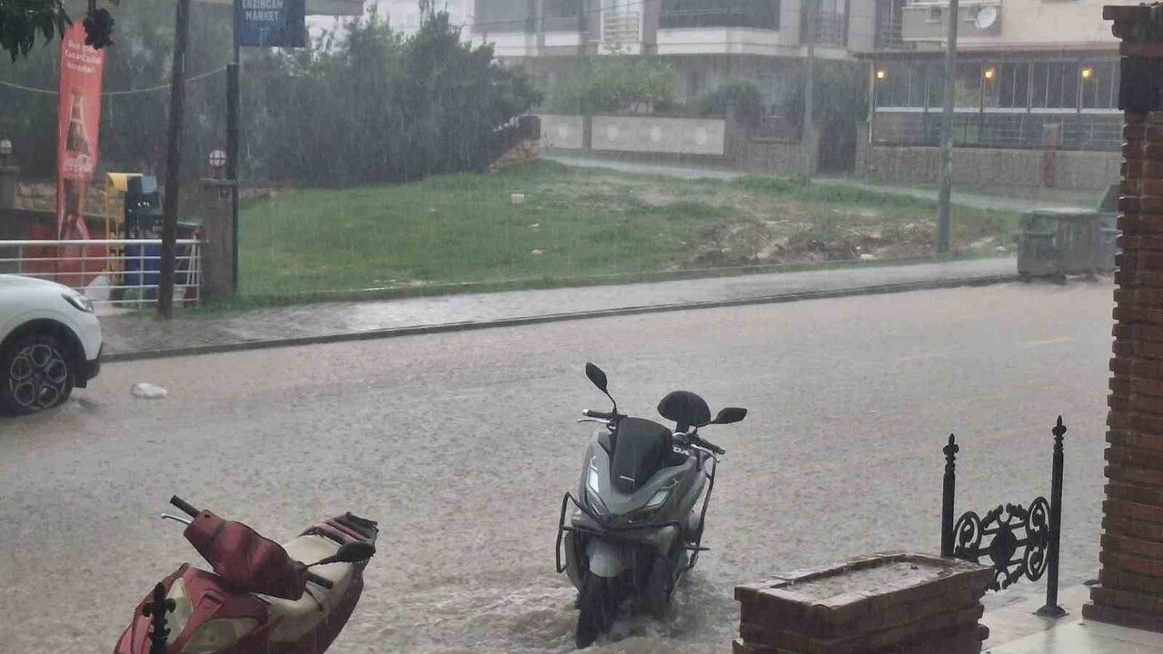 Didim'de Sağanak Yağmur Hayatı Olumsuz Etkiledi