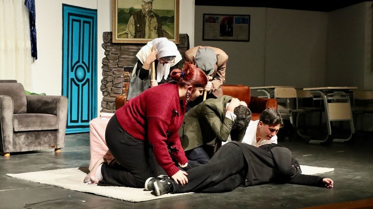 Dijital Bağımlılığa Dikkat Çeken Tiyatro: 'Modem Sustü, Ev Konuştu'