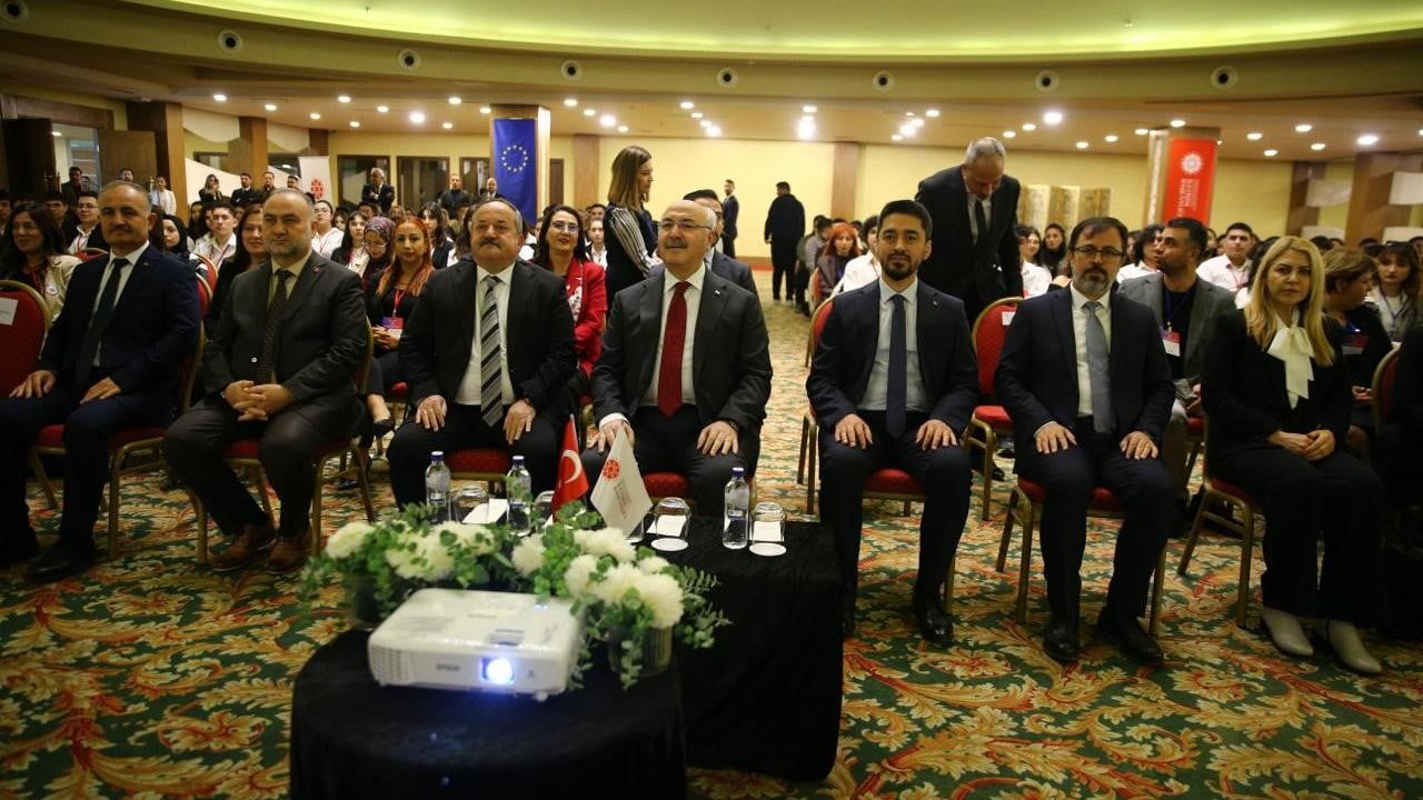 Dijital Dünyada Güvenli Kalmak Zirvesi Adana'da Gerçekleşti