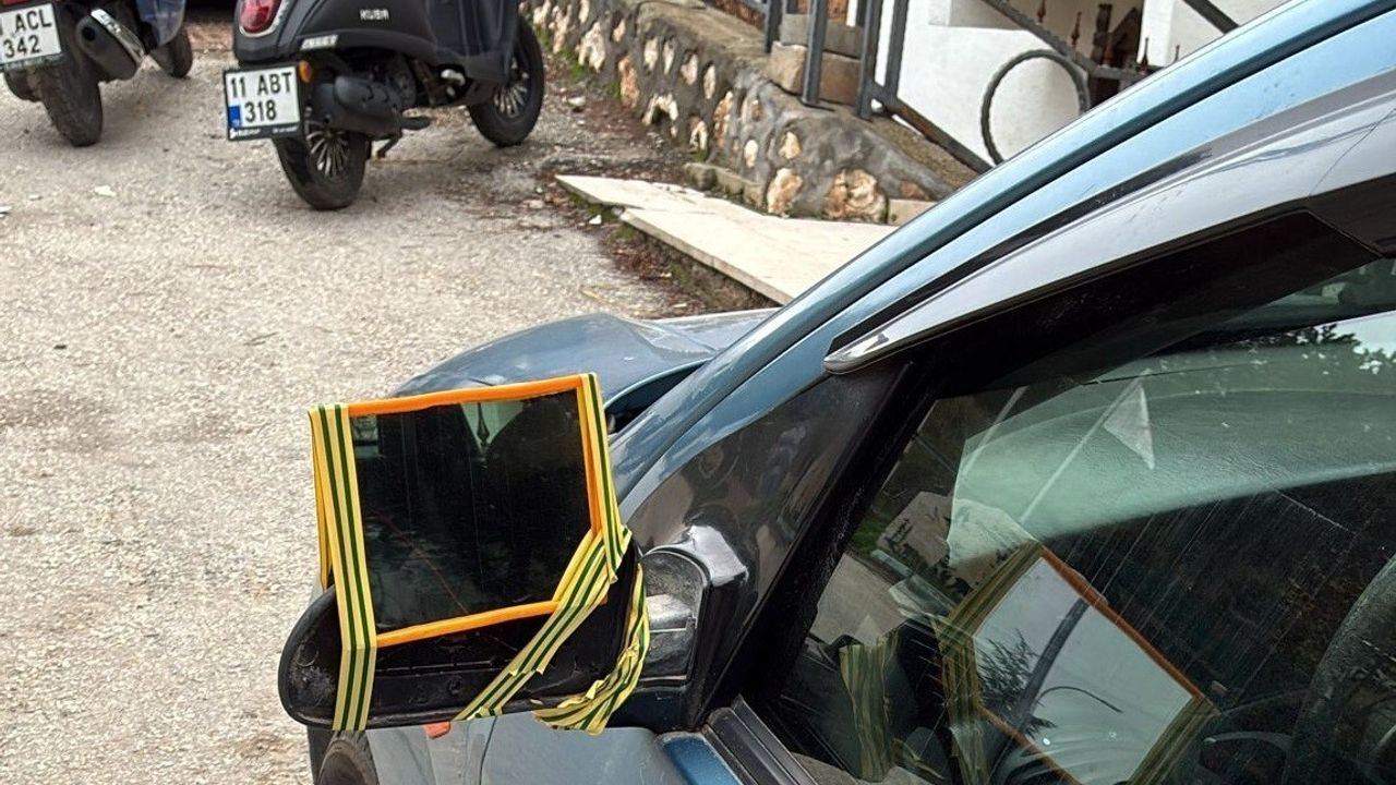 Dikiz Aynası Kırılan Sürücüden Yaratıcı Çözüm