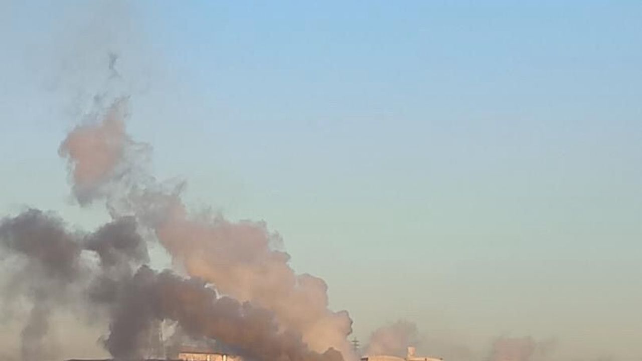 Dilovası'nda Fabrika Bacasından Çıkan Siyah Duman Endişe Yarattı