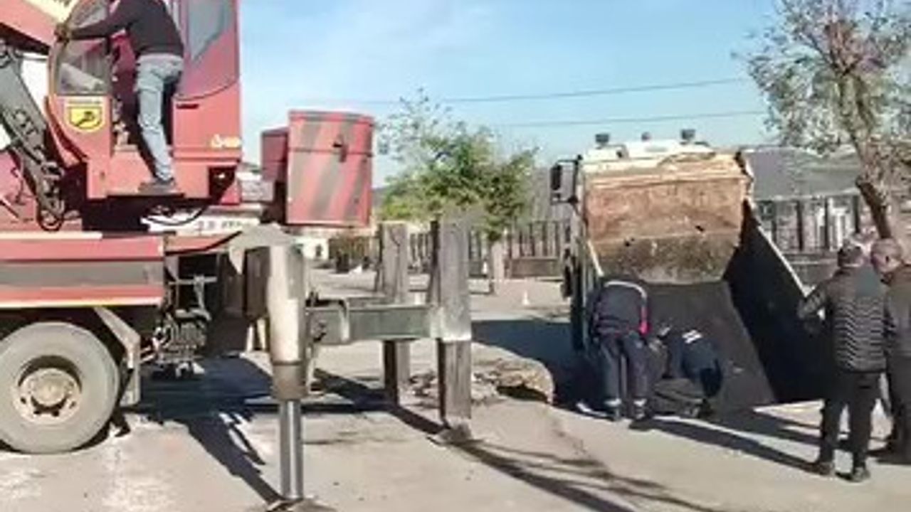 Dilovası'nda Okul Bahçesinde Kamyon Çökme Olayı