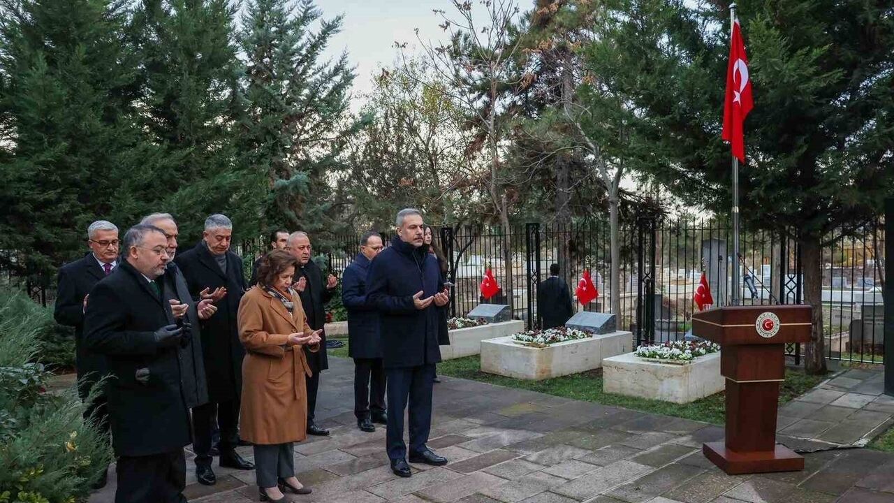 Dışişleri Bakanı Fidan, 16. Büyükelçiler Konferansı Öncesi Şehitliği Ziyaret Etti