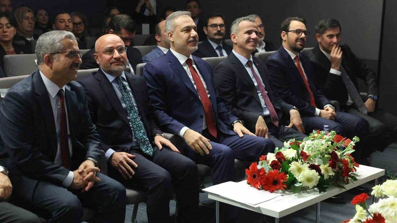 Dışişleri Bakanı Fidan'dan YPG'ye Uyarı: Suriye Yönetimine Bağlanma Zorunluluğu