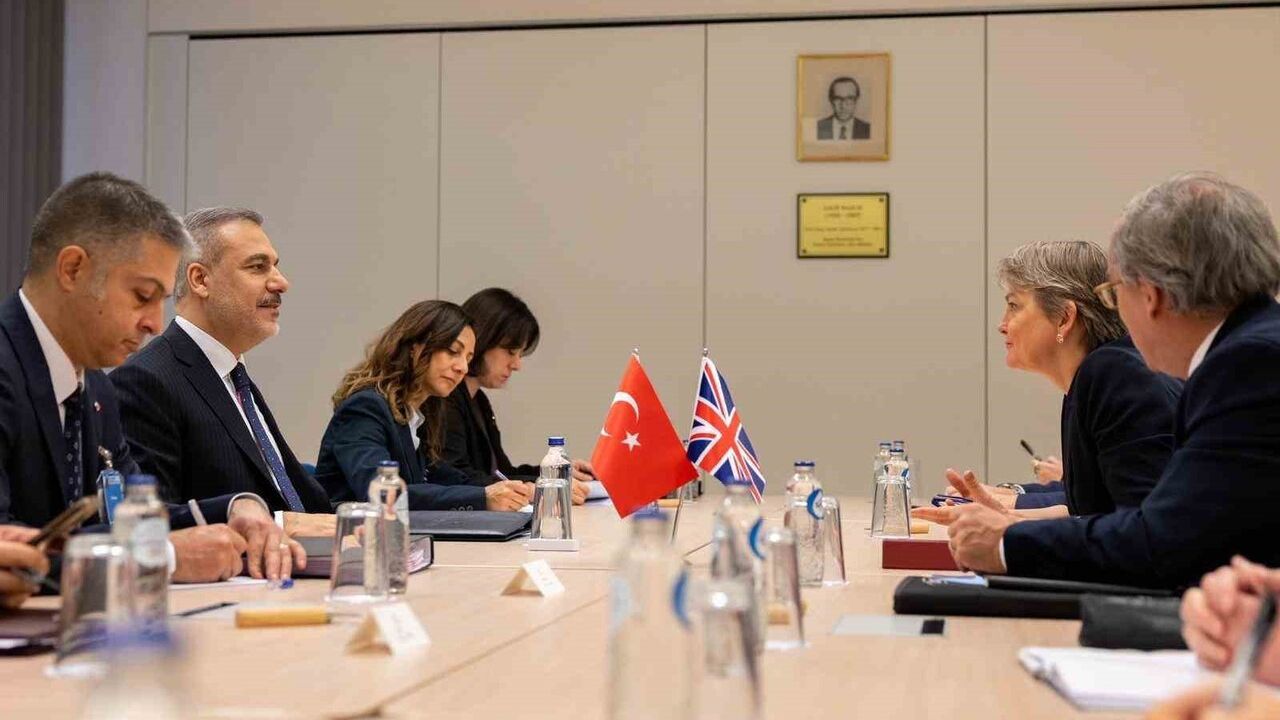 Dışişleri Bakanı Fidan, İngiltere Dışişleri Bakanı ile Brüksel'de Bir Araya Geldi