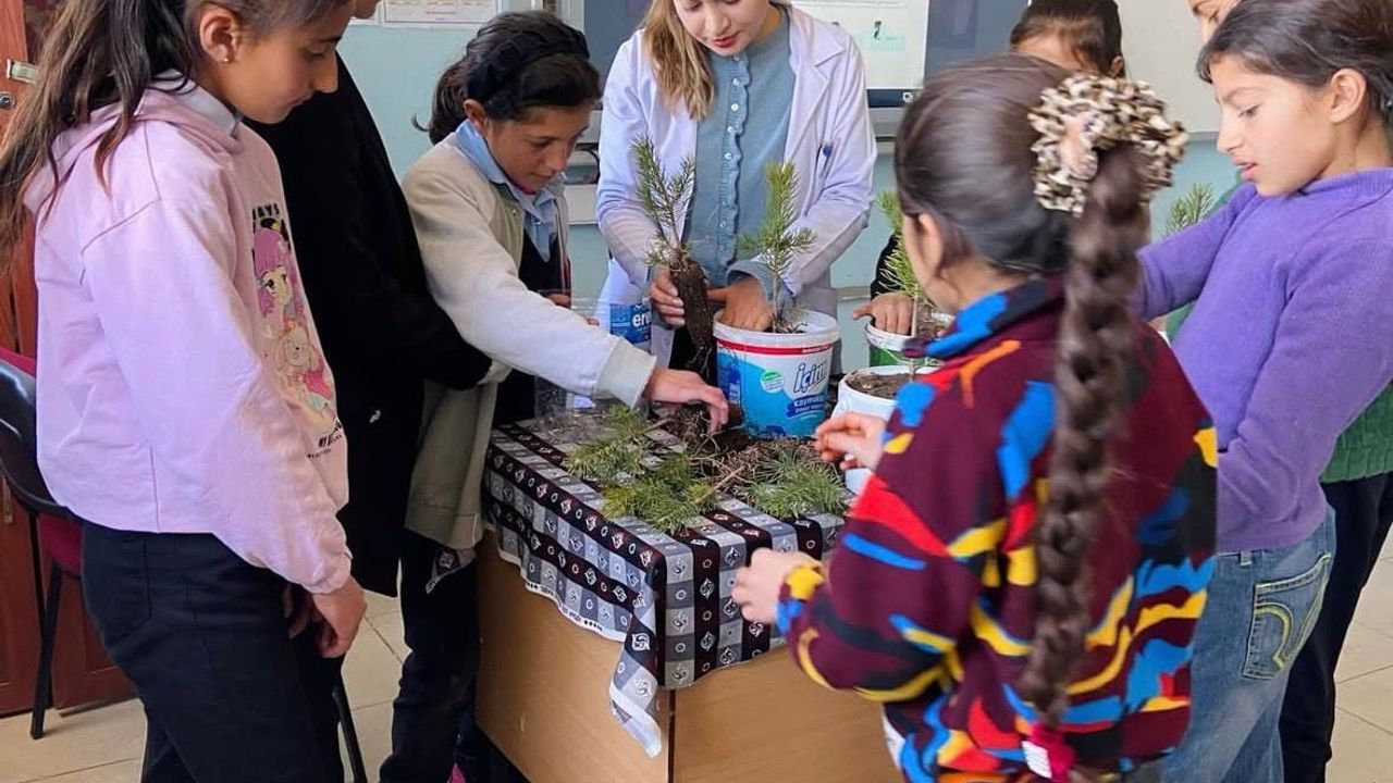 Diyadin'de Öğrenciler Fidan Dikerek Doğa Sevgisi Aşılıyor