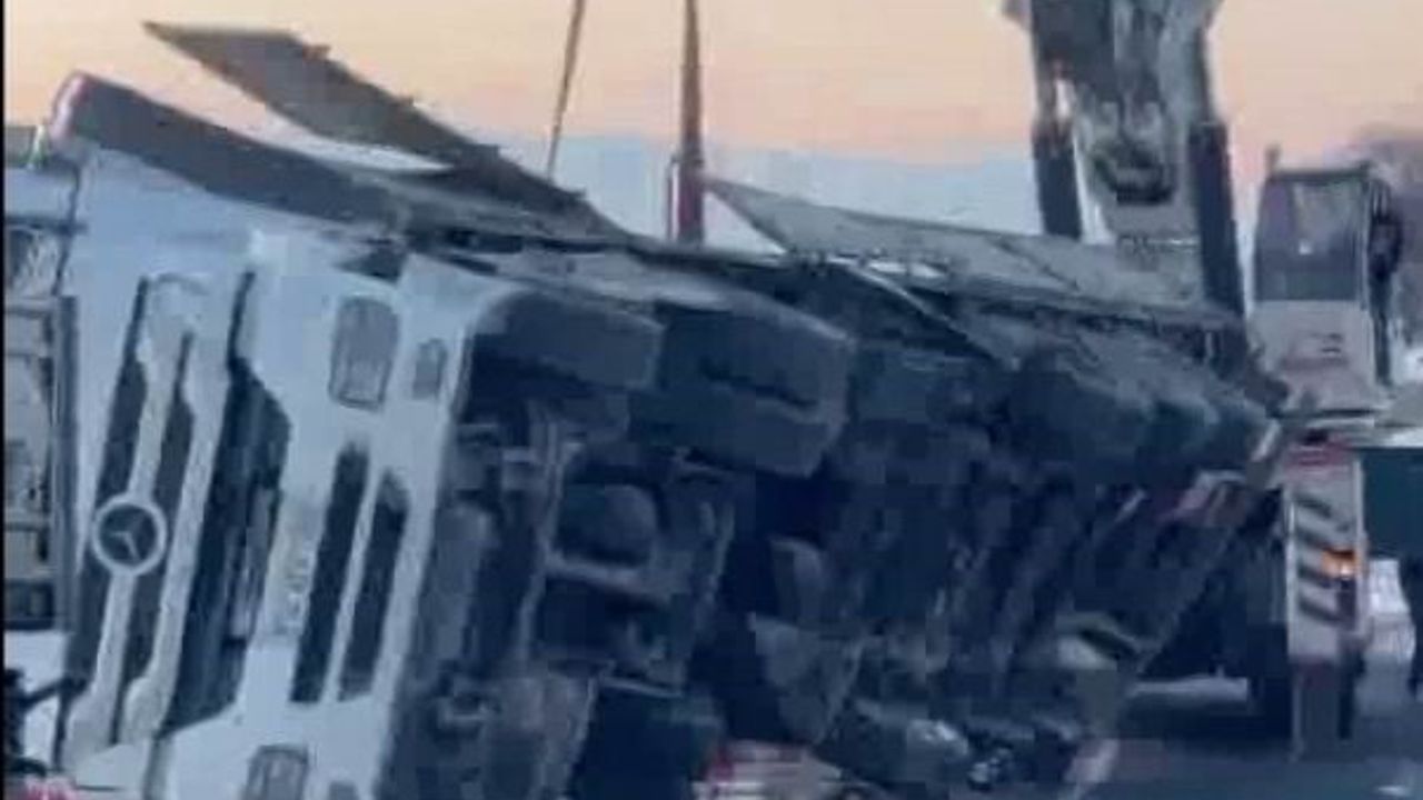 Diyarbakır-Bingöl Karayolunda Tır Devrildi