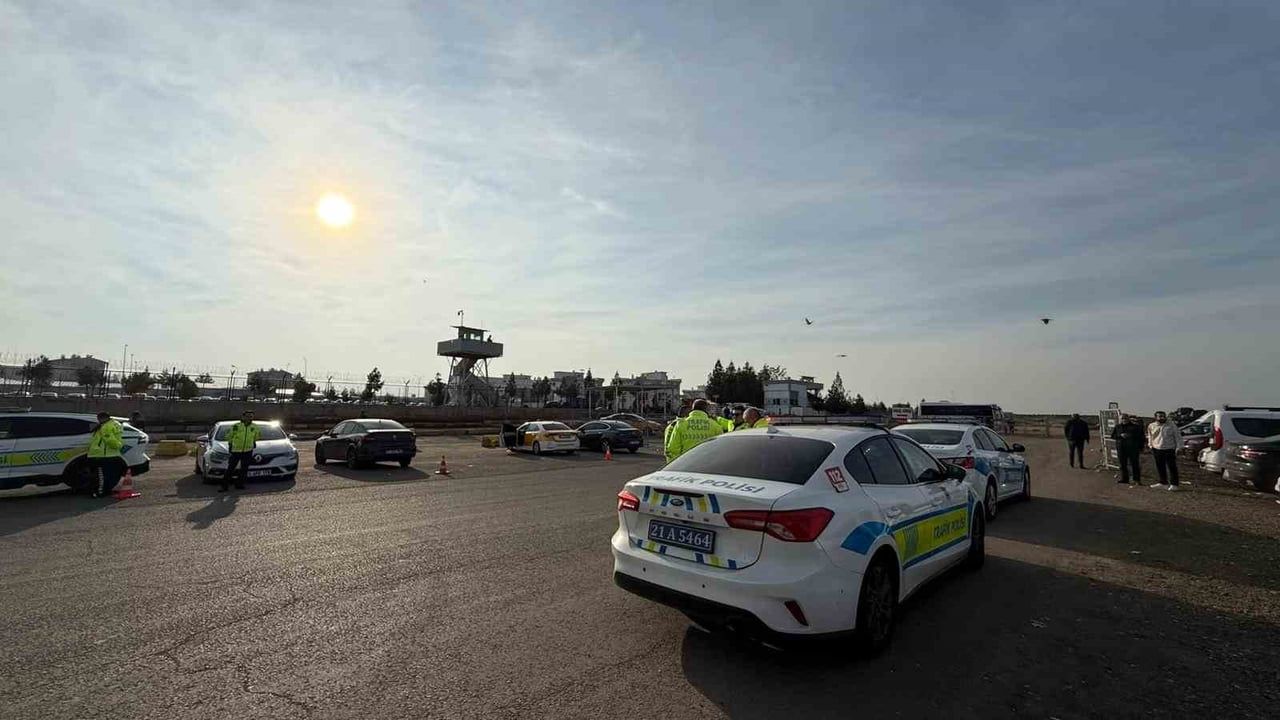 Diyarbakır'da 11. Yargı Paketi Heyecanı: Aileler Cezaevi Önünde Toplandı