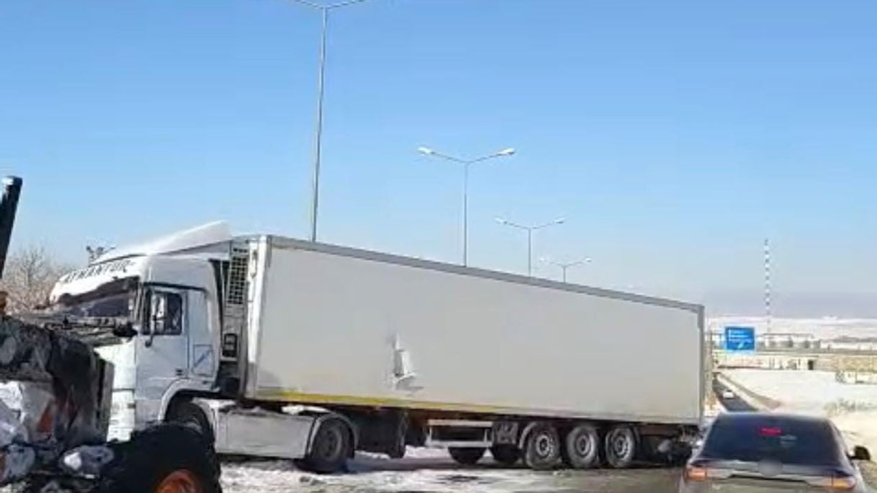 Diyarbakır’da Buzlanma Nedeniyle Tır Yoldan Çıktı