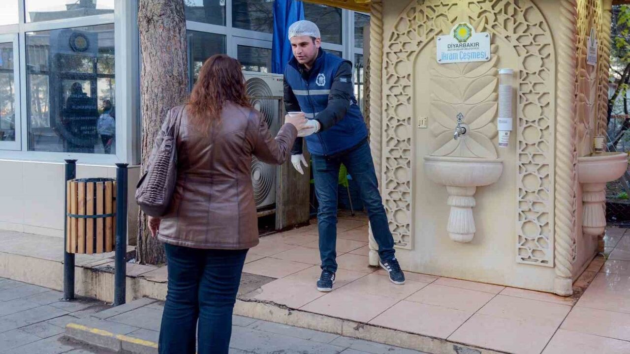 Diyarbakır'da İkram Çeşmeleri Vatandaşların Umudu Oluyor