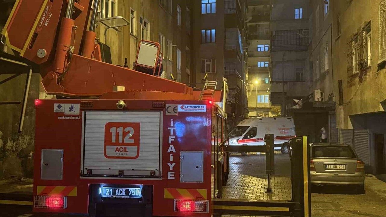 Diyarbakır'da İtfaiye Ekipleri Kapıyı Açamayan Çocuğu Uyandırdı