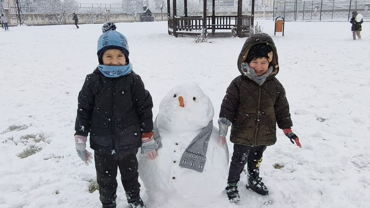 Diyarbakır’da Kar Yağışı Çocukları Sevindirdi
