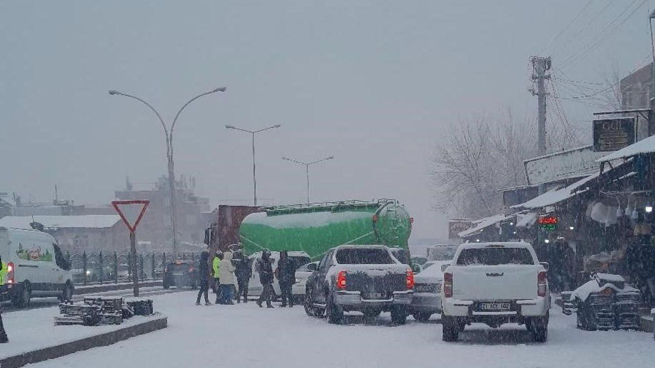Diyarbakır'da Kar Yağışı Kazası: 5 Araç Birbiriyle Çarpıştı