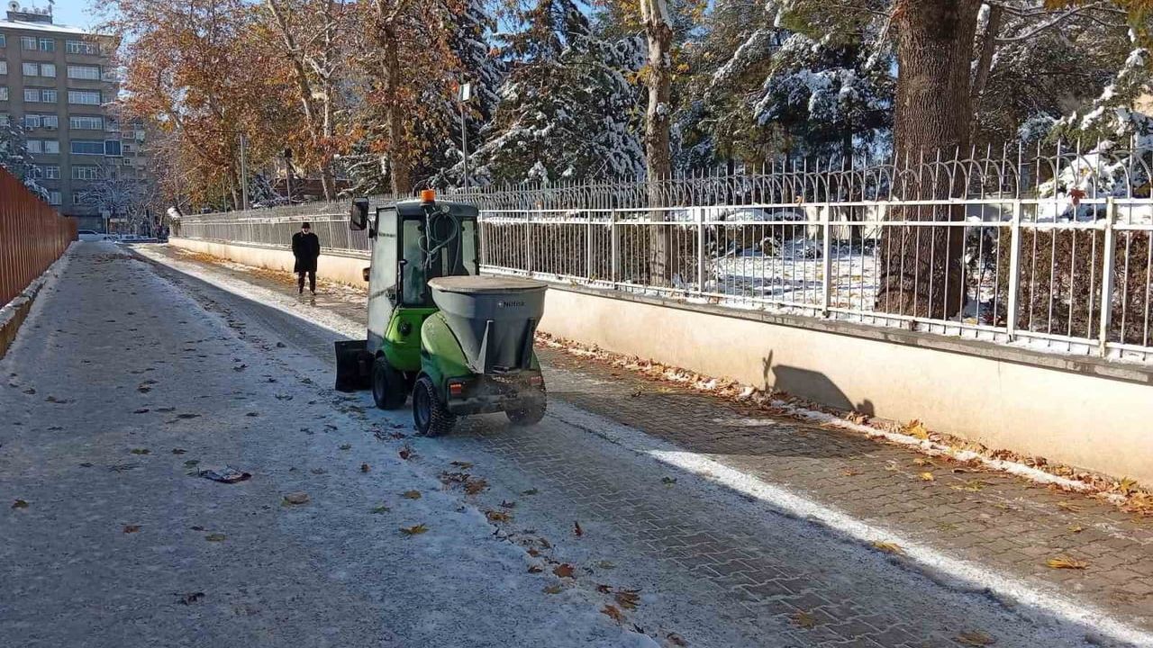 Diyarbakır'da Kar Yağışı Sonrası Kaldırım Temizliği
