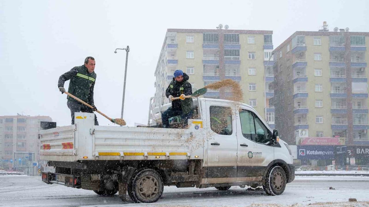 Diyarbakır'da Karla Mücadele: 850 Personel Sahada