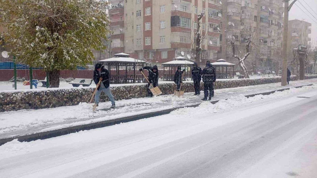 Diyarbakır'da Karla Mücadele Çalışmaları Devam Ediyor