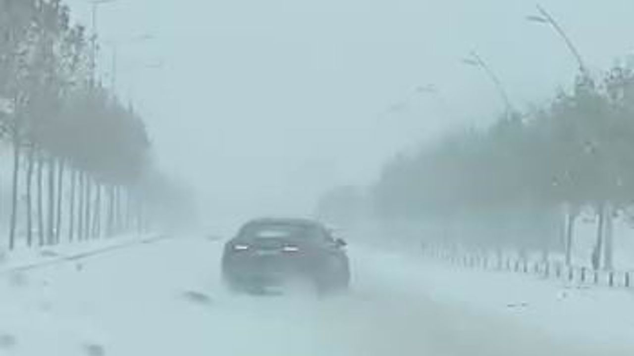 Diyarbakır'da Kaygan Yolda Kaza Kıl Payı Atlatıldı