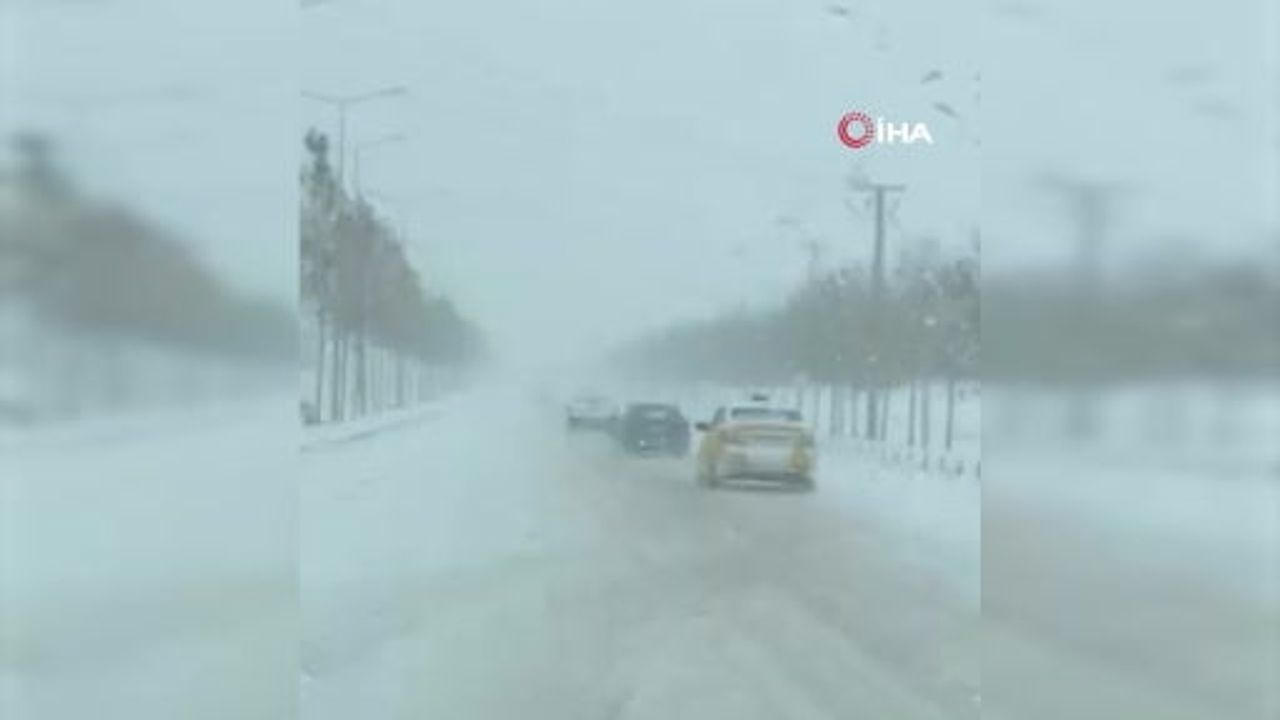 Diyarbakır'da Kaygan Yolda Kaza Kılpayı Atlatıldı