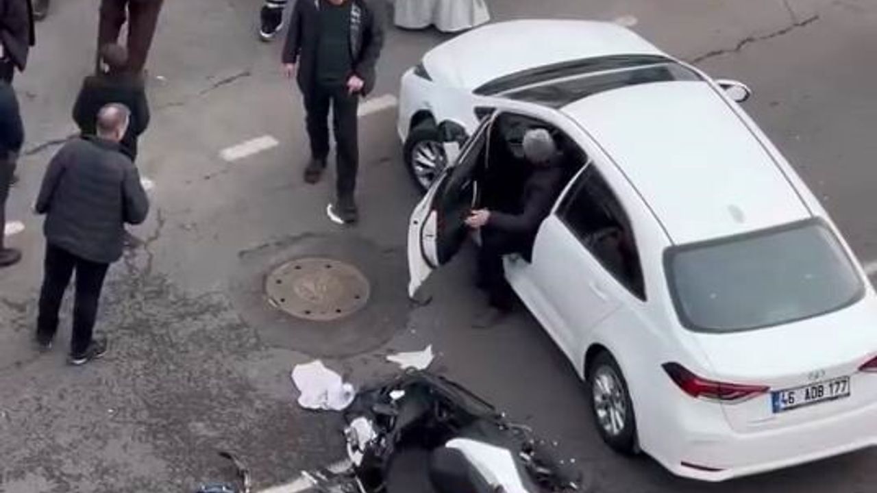 Diyarbakır'da Motosikletli Kuryeye Otomobil Çarptı