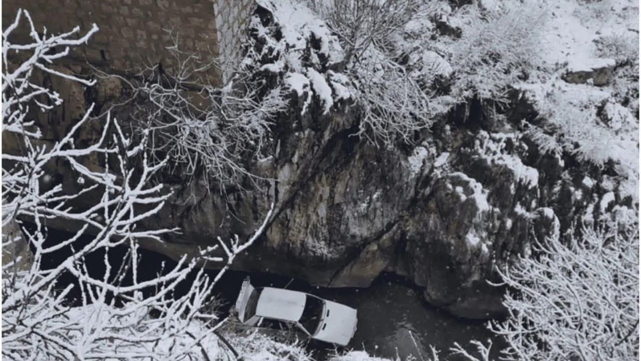 Diyarbakır'da Otomobil Buzlanma Nedeniyle Dereye Uçtu