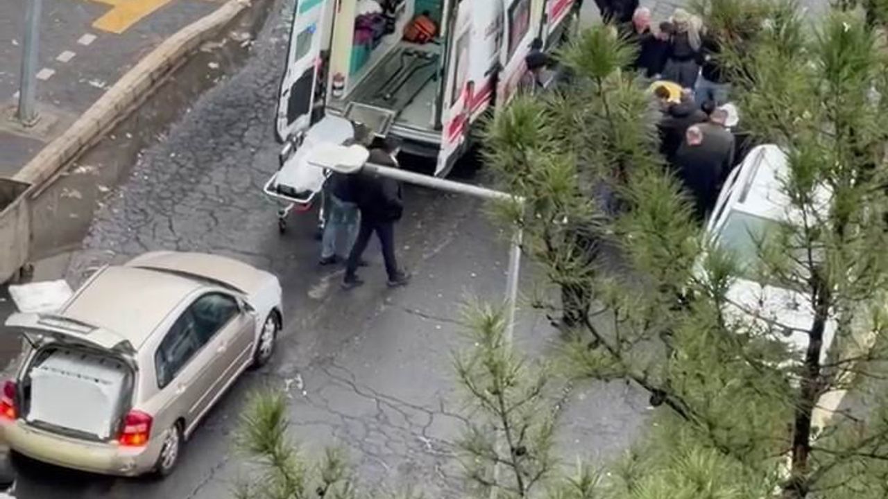 Diyarbakır'da Otomobil Motokuryeye Çarptı, 1 Yaralı