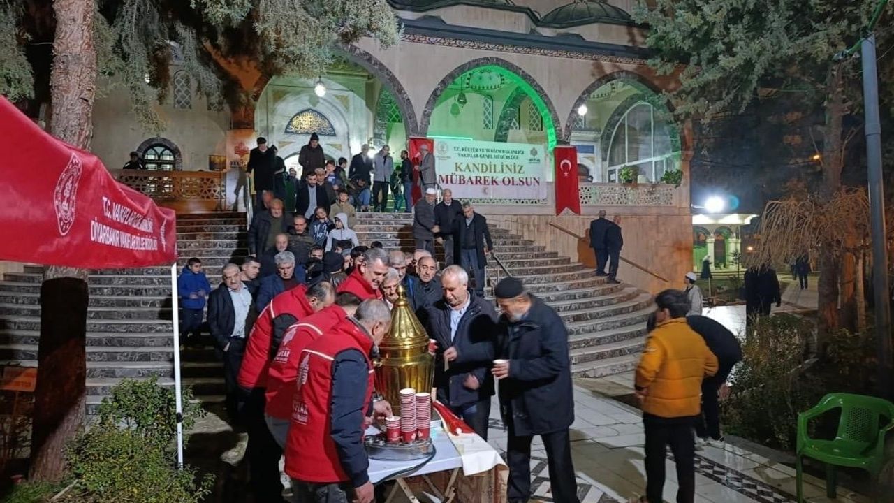 Diyarbakır'da Regaib Kandili İçin Salep İkramı