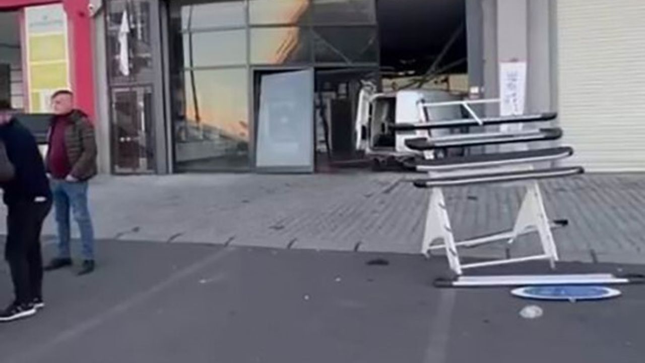 Diyarbakır'da Trafik Kazası: Fren Yerine Gaza Basınca İş Yerine Daldı