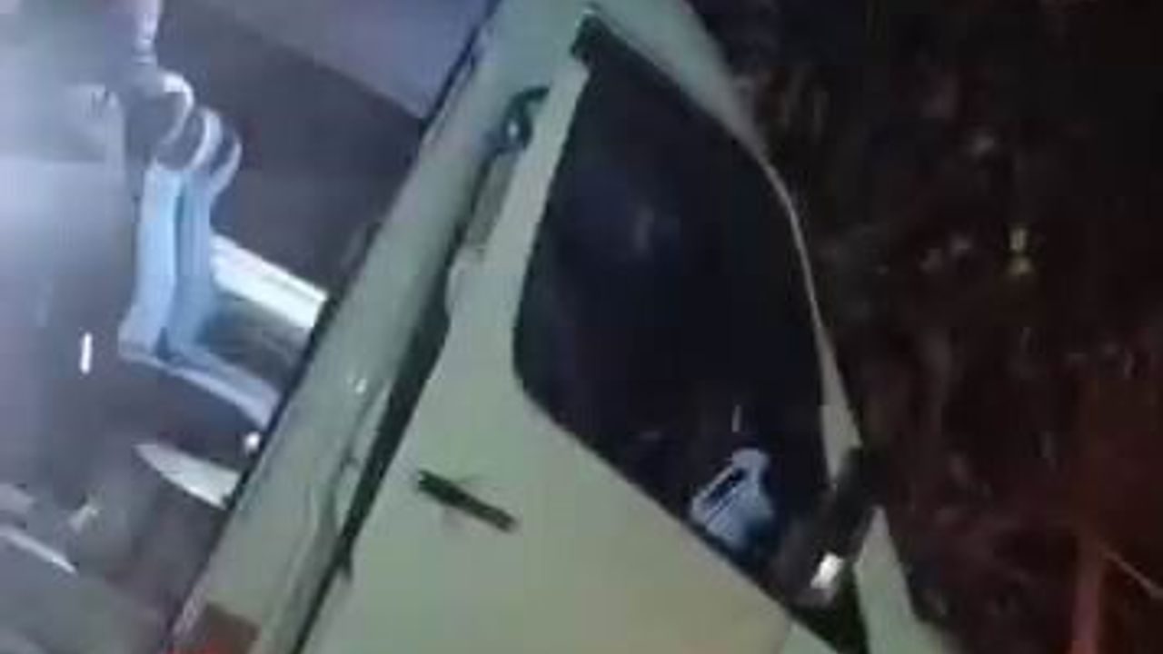 Diyarbakır'da Yolcu Minibüsü Şarampolde Asılı Kaldı