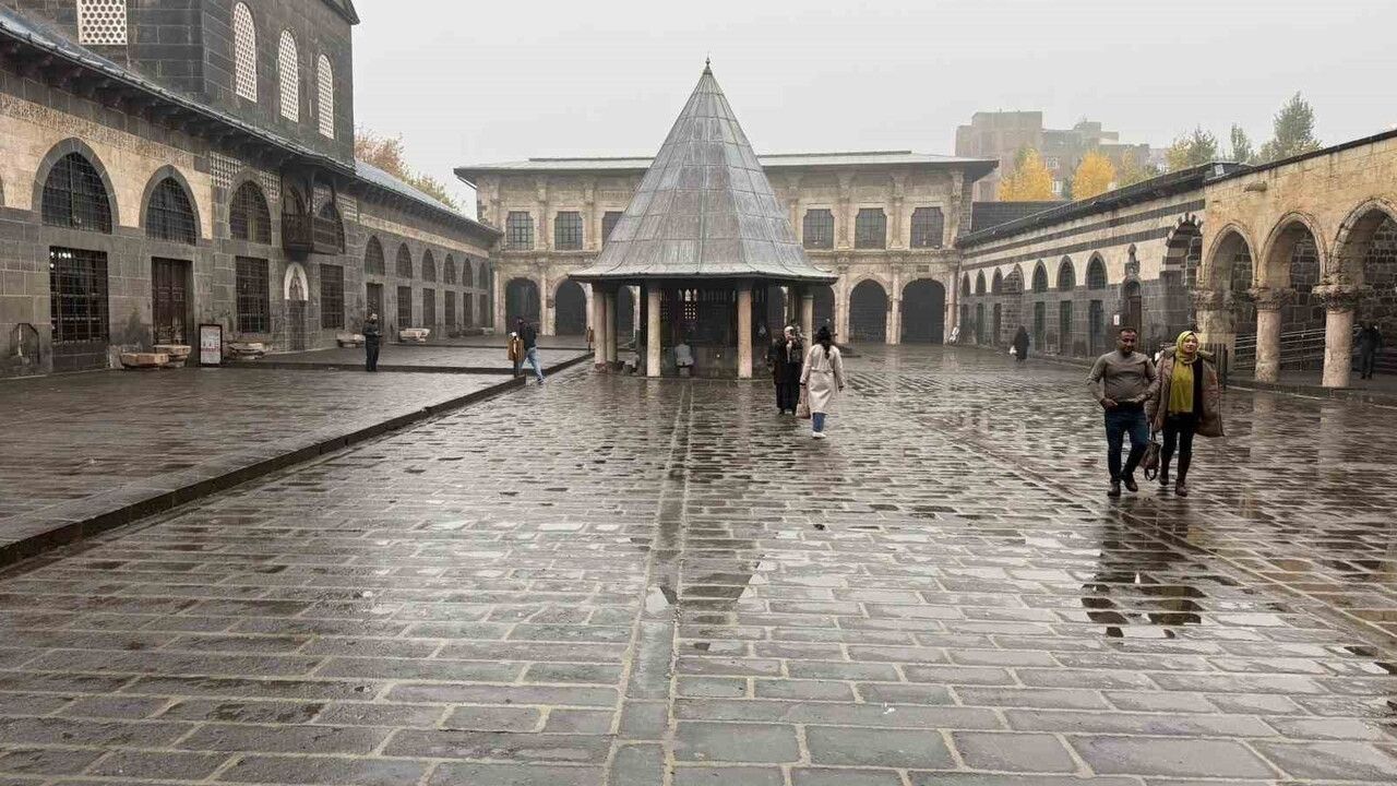 Diyarbakır'ın Tarihi Mekanları Sisin Ardında Görüntülendi