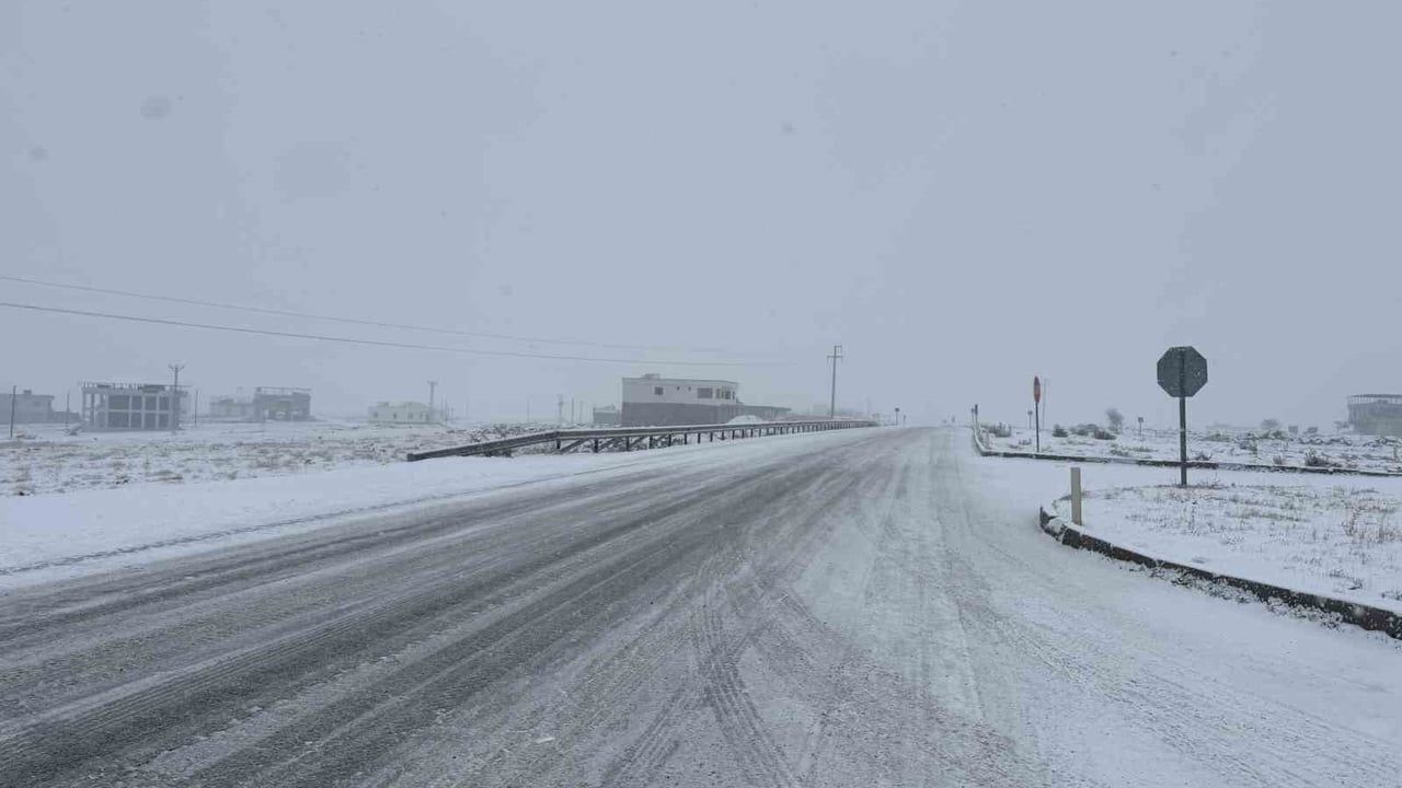 Diyarbakır-Siverek Yolunda Kar Yağışı Ulaşımı Olumsuz Etkiledi