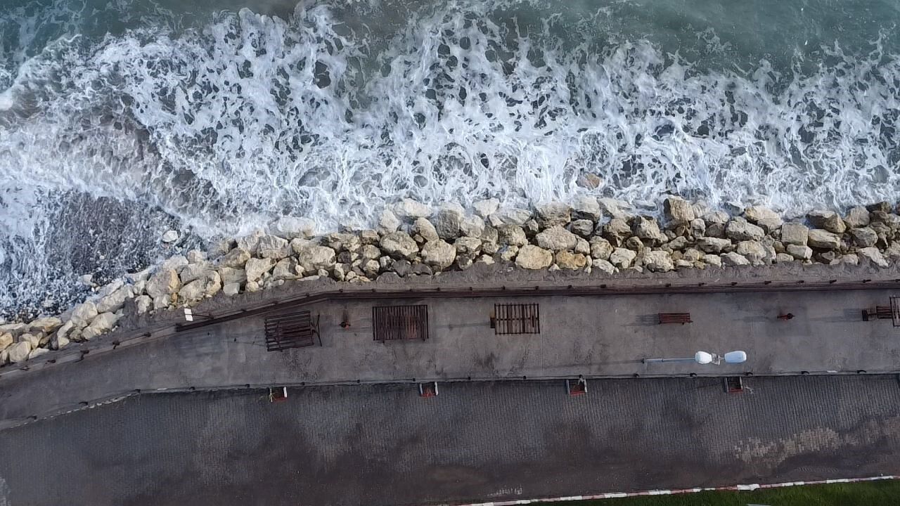 Doğu Akdeniz'de Mersin Sahilleri Dev Dalgalarla Vurdu