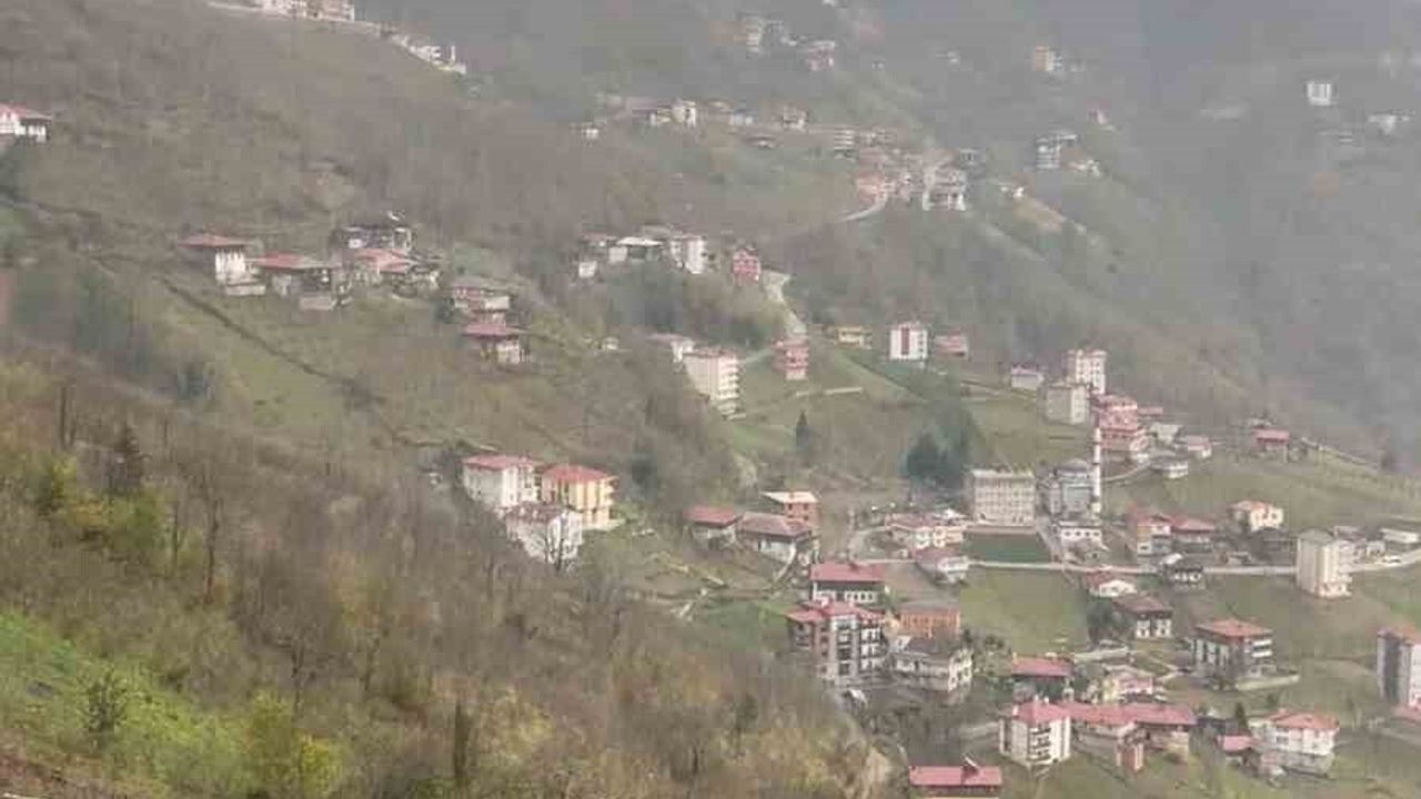 Doğu Karadeniz'de Şimşekler Gök Gürültüsüyle Birlikte Görüntülendi