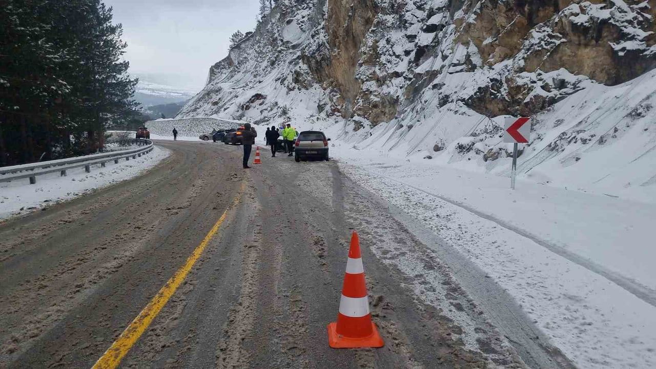 Domaniç-İnegöl Karayolunda Kar Yağışı Nedeniyle Üç Ayrı Kaza